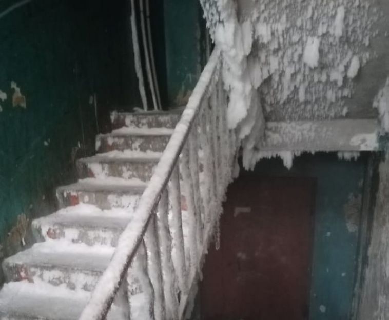 В Чебаркуле люди вынуждены жить в доме, напоминающем ледяную пещеру