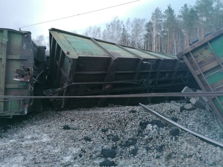 В Челябинской области сошли с рельсов 19 вагонов с углём
