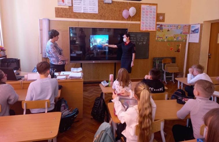 Сотрудники полиции провели в школах уроки дорожной безопасности