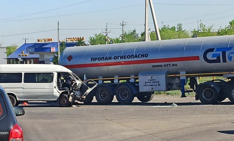 В Магнитогорске минивэн въехал в газовоз