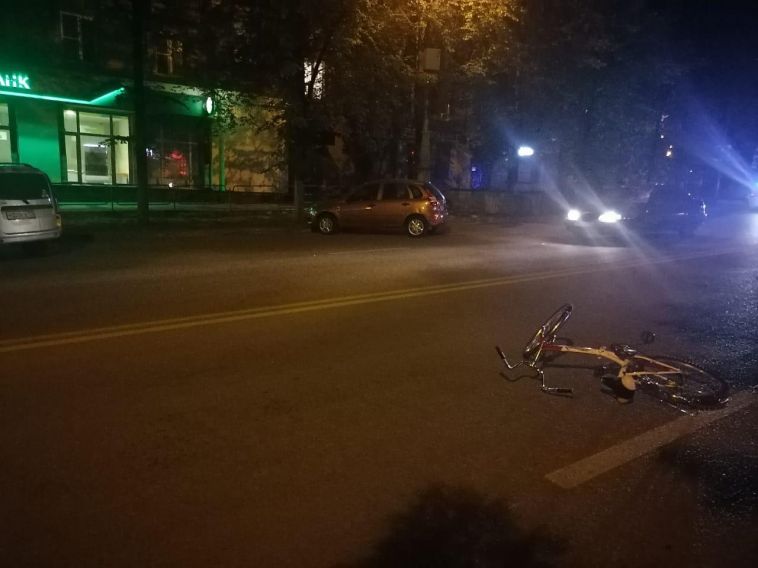 В Магнитогорске сбили велосипедистку, которая ехала без фонаря в темное время суток
