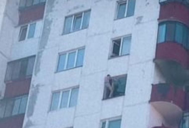 В Магнитогорске мужчина вылез из окна на девятом этаже на глазах у очевидцев