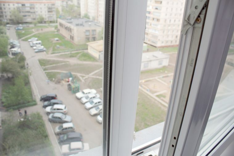 В Челябинской области за сутки из окон выпали трое детей