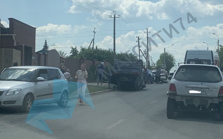«У машин вырвало колёса»: в Магнитогорске произошло тройное ДТП с перевёртышем
