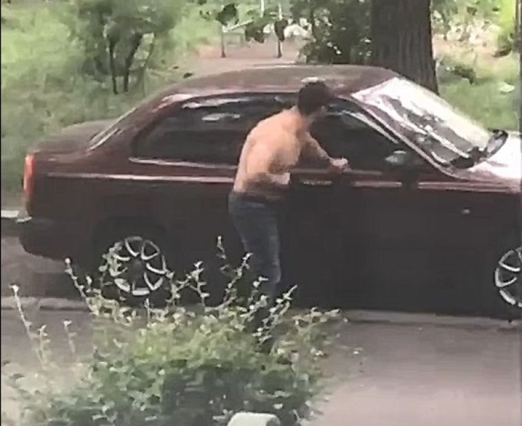 В Магнитогорске дебошир напугал жильцов дома и разбил чужой автомобиль