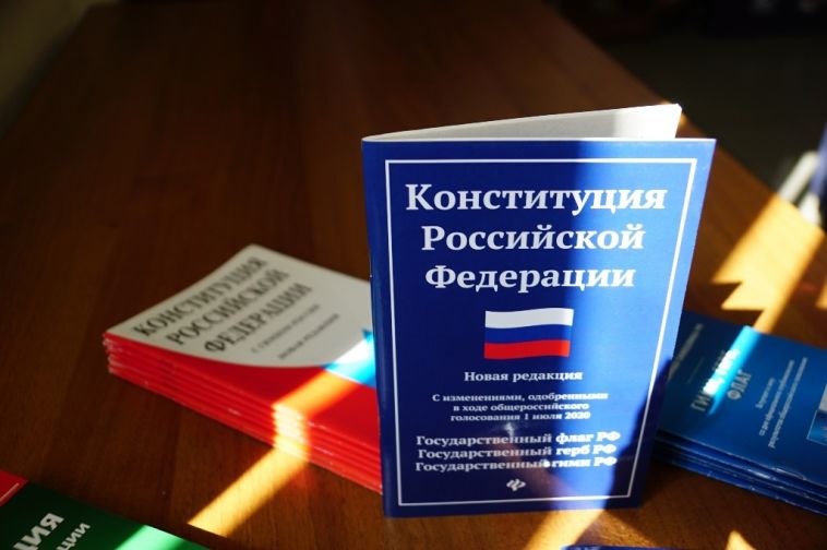 В преддверии дня Государственного флага РФ магнитогорцам вручили паспорта РФ