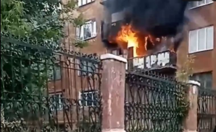В Магнитогорске загорелся жилой дом по улице Пионерской
