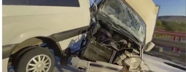 На южноуральской трассе в ДТП у грузовика оторвало кабину, из-за чего образовалась пробка
