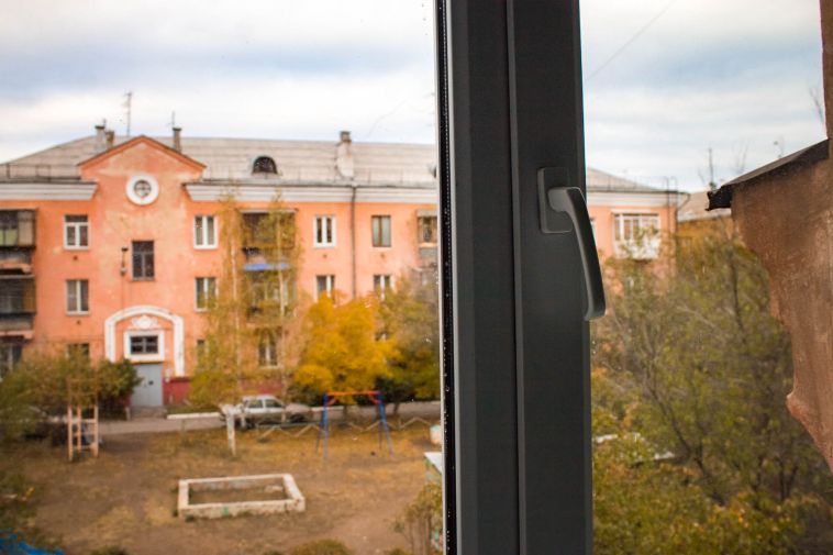 В Челябинске подросток выпал из окна школы