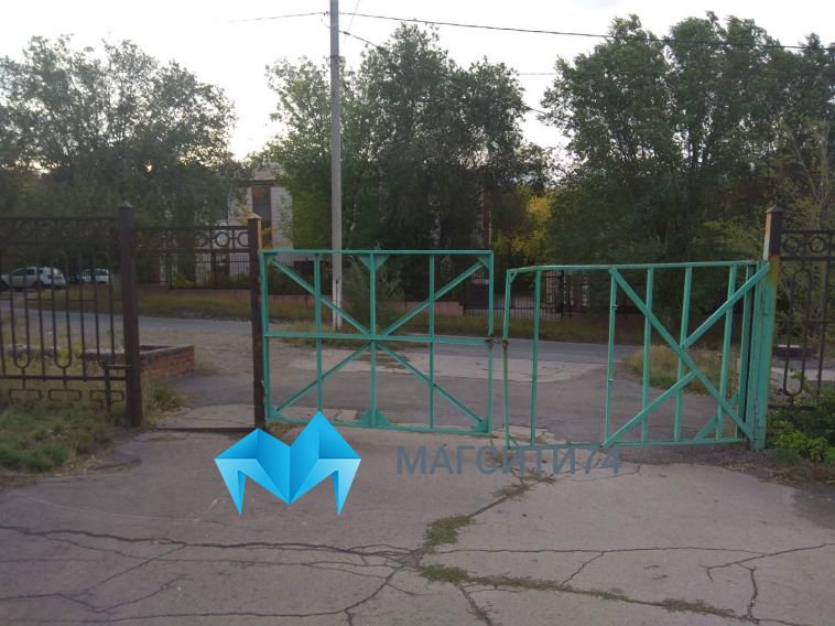 Магнитогорские школы заставили починить забор