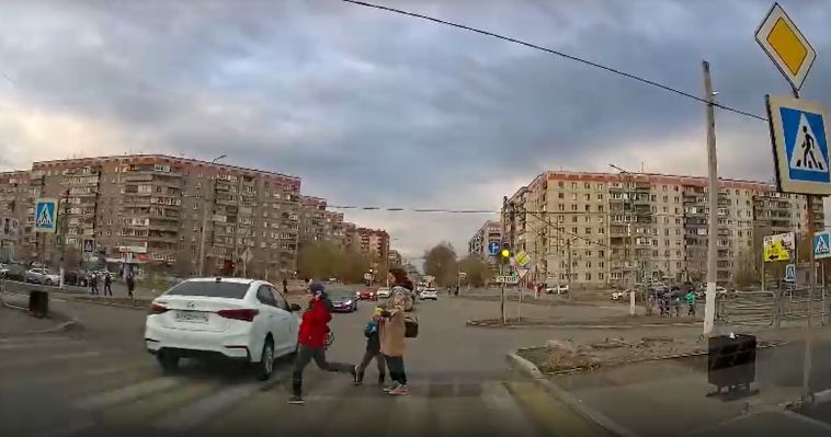 В Магнитогорске накажут водителя, который чуть не сбил трёх пешеходов