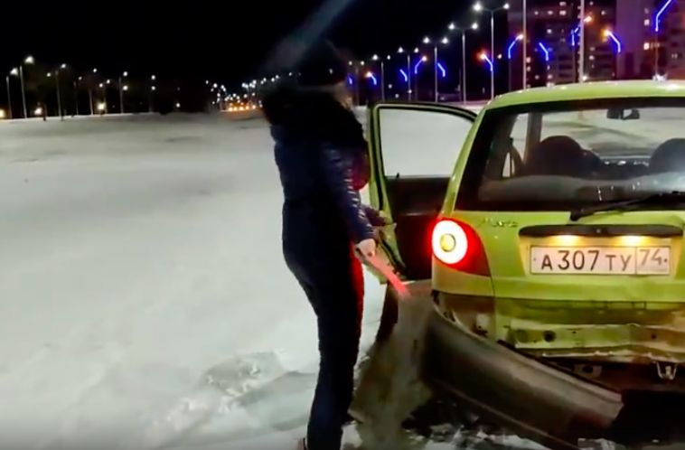 В Магнитогорске наказали автоледи, которая снесла столб в парке и скрылась