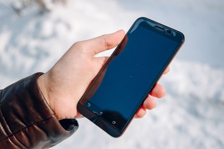 В Магнитогорске у компании молодых людей похитили сотовые телефоны