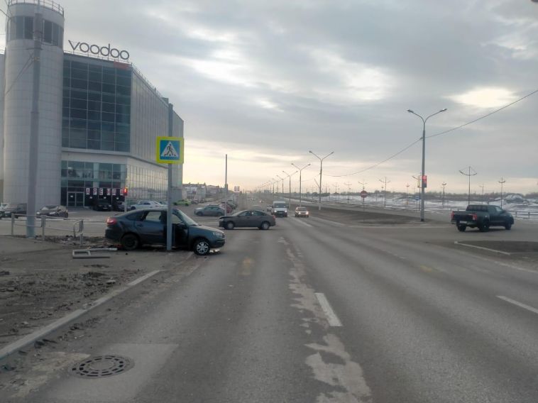 В Магнитогорске водитель влетел в ограждение, не уступив дорогу другому автомобилю
