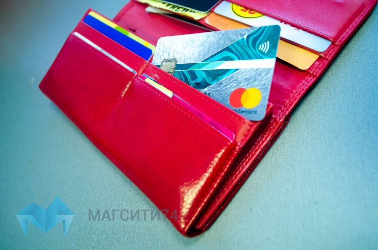 Россияне уже третий месяц подряд берут рекордное количество кредитных карт