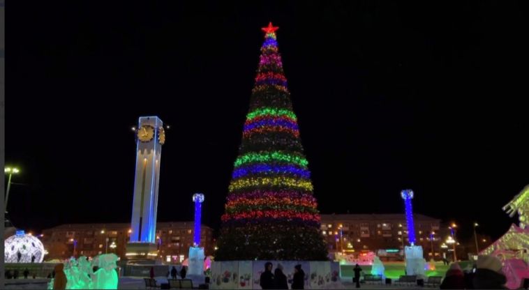 На главной площади Магнитогорска зажглась новогодняя ёлка
