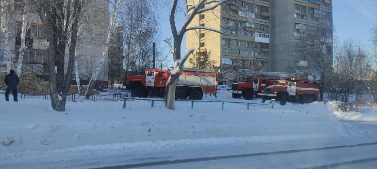 «Люди с балконов просили о помощи»: в Магнитогорске из-за пожара эвакуировали всех жильцов девятиэтажки