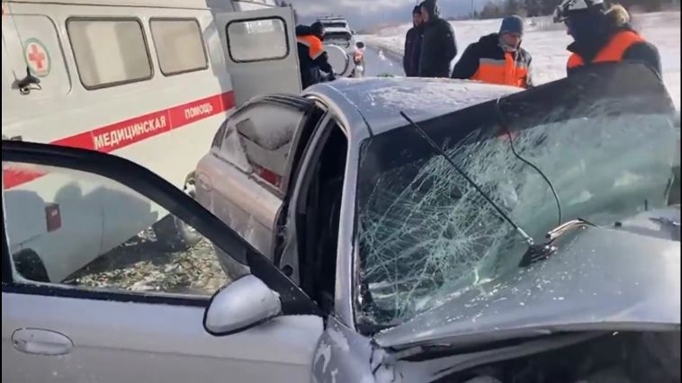 Две семьи попали в массовое ДТП по дороге с Абзаково