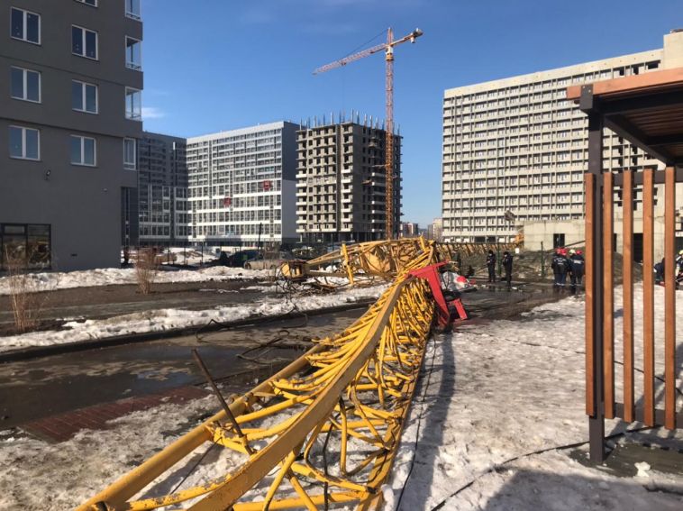 В Челябинске на стройплощадке упал башенный кран