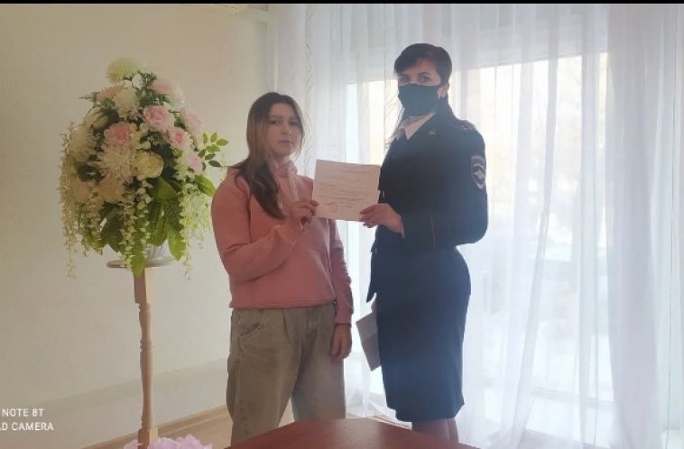 В Магнитогорске сотрудники отдела по вопросам миграции поздравили молодых мам с наступающим праздником