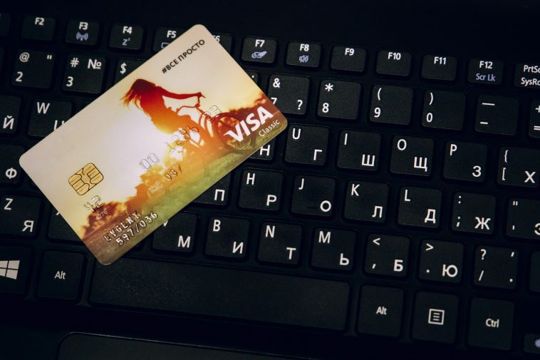 Россияне уже не могут воспользоваться картами Visa и Mastercard за рубежом. Как теперь платить?