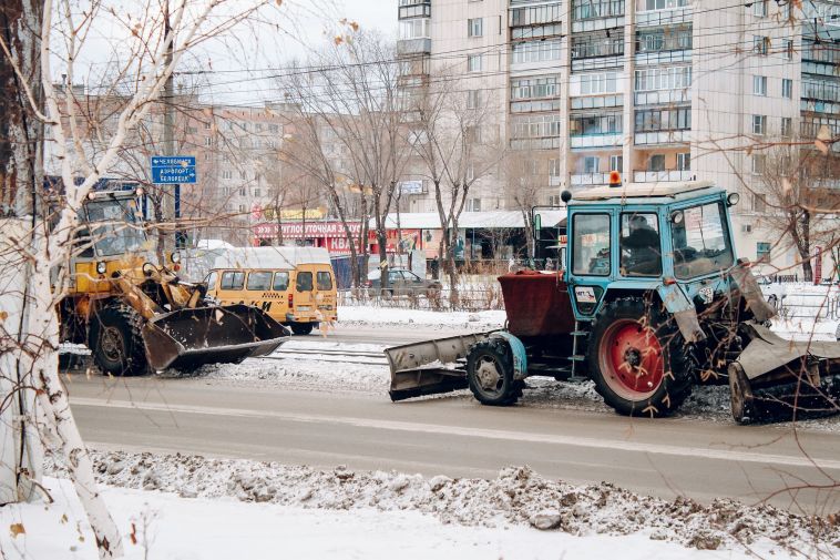 В Магнитогорске продолжается уборка города от снега и мусора