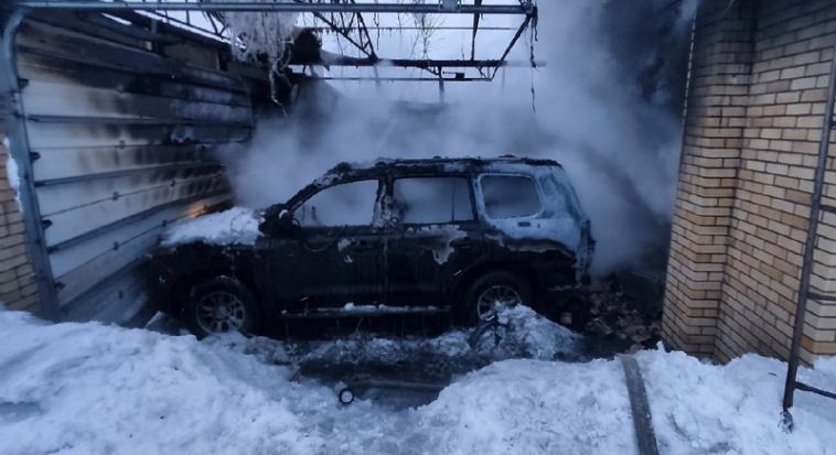В Магнитогорске за выходные сгорели три автомобиля в гараже и сарай с курами и утками