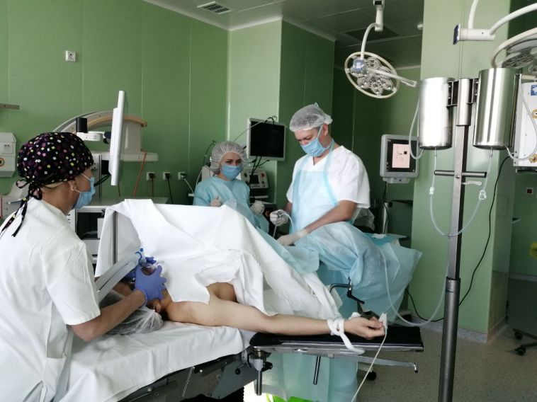 Врачи Челябинской областной клинической больницы провели операцию девушке с редкой патологией
