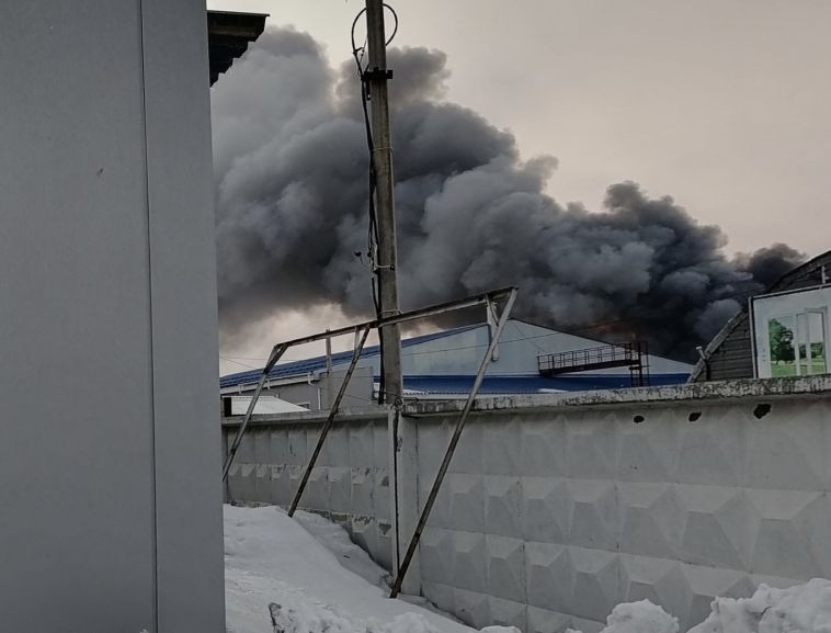 В Магнитогорске горит склад на ул. Автомобилистов