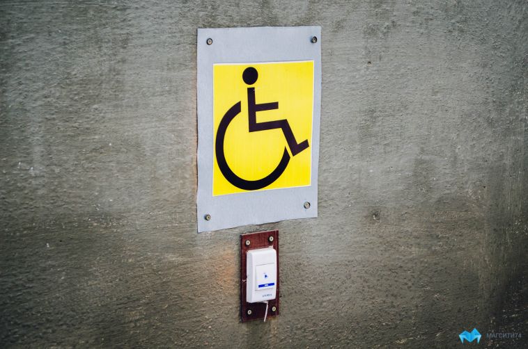 В Магнитогорске для инвалида-колясочника установили подъемную платформу в доме