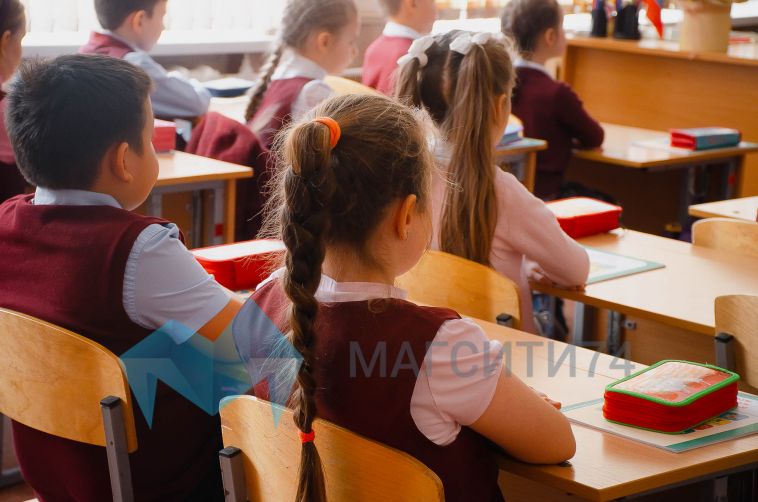 В России школам порекомендуют забирать у детей телефоны