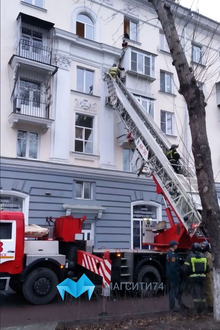 В Челябинской области пожарный успокоил девушку, которая пыталась выйти из окна четвёртого этажа