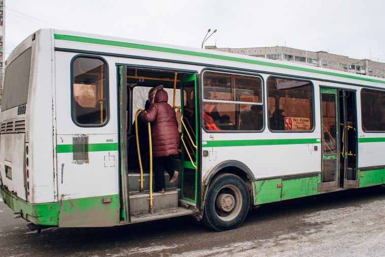 В Магнитогорске запустили автобусы в сады. Некоторые горожане могут проехать на них бесплатно