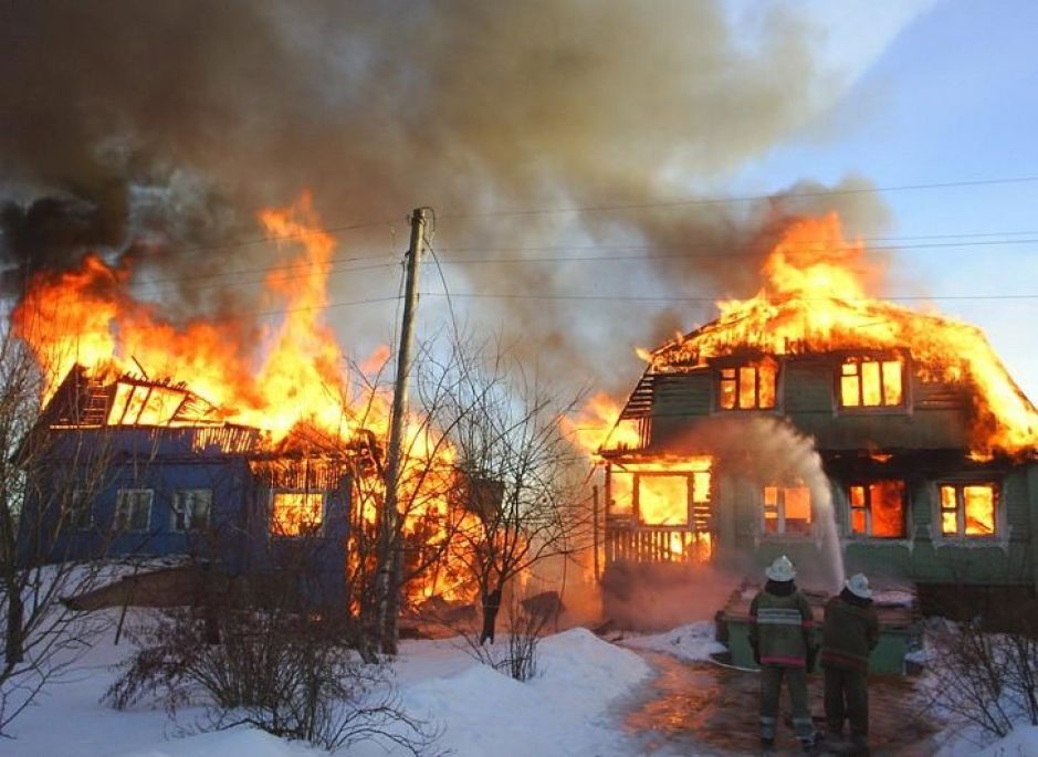 Причина возгорания домов. Пожары в жилых домах. Пожары в жилых и общественных зданиях. Горящий дом. Пожар в здании.