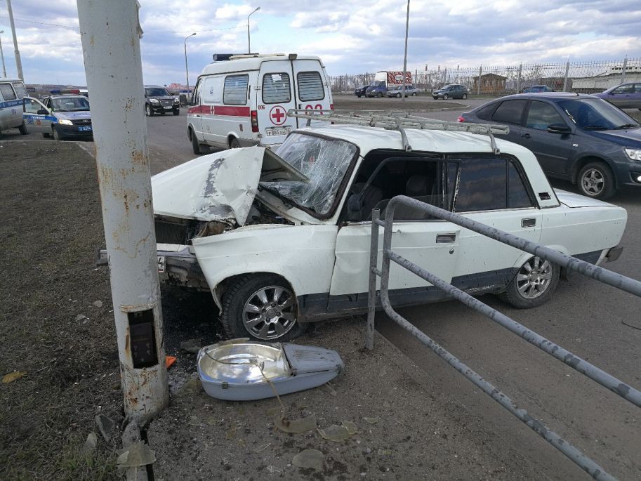 Бмв врезалась в столб