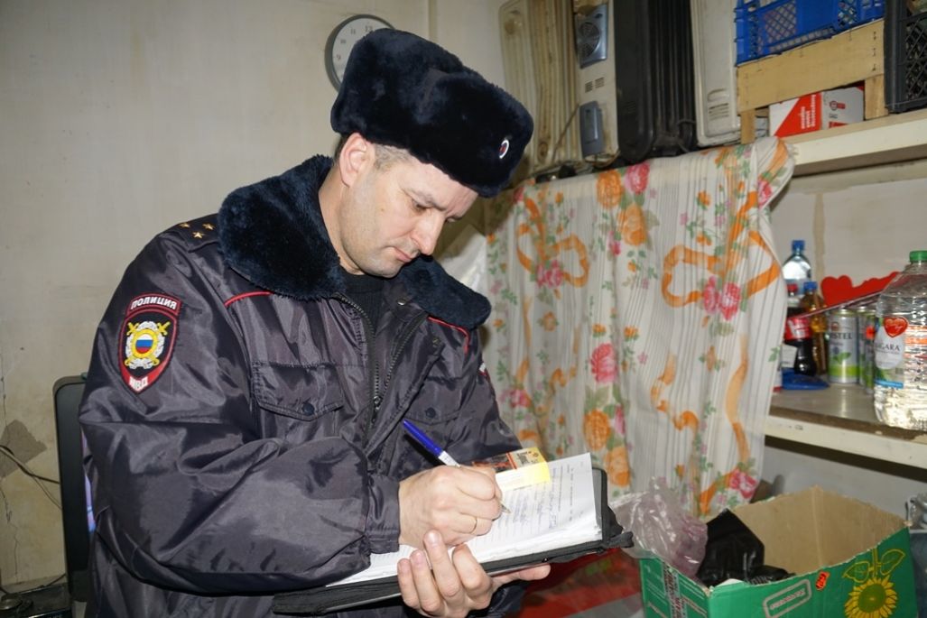 Почему пушкин находится под надзором полиции. Административный надзор полиции. Административный надзор Глазов. Полиция во дворе. Административный э надзор фото.