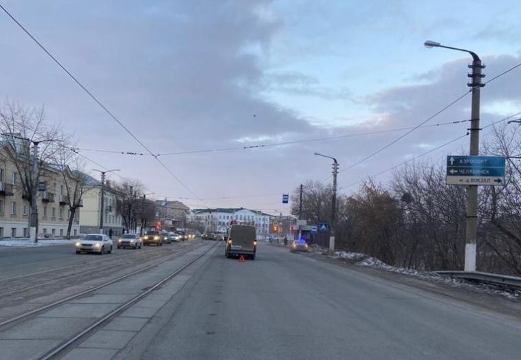В Магнитогорске 25-летняя женщина попала под автобус