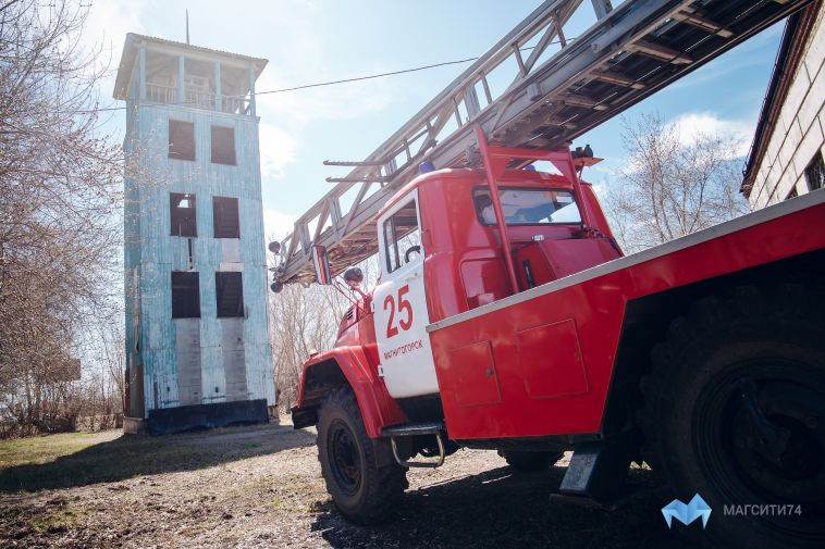 В Челябинске пожарные с помощью автолестницы спасли ребенка с карниза на четвертом этаже