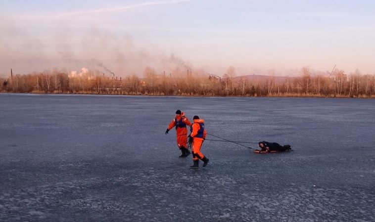 В Магнитогорске спасатели эвакуировали мужчину со льда
