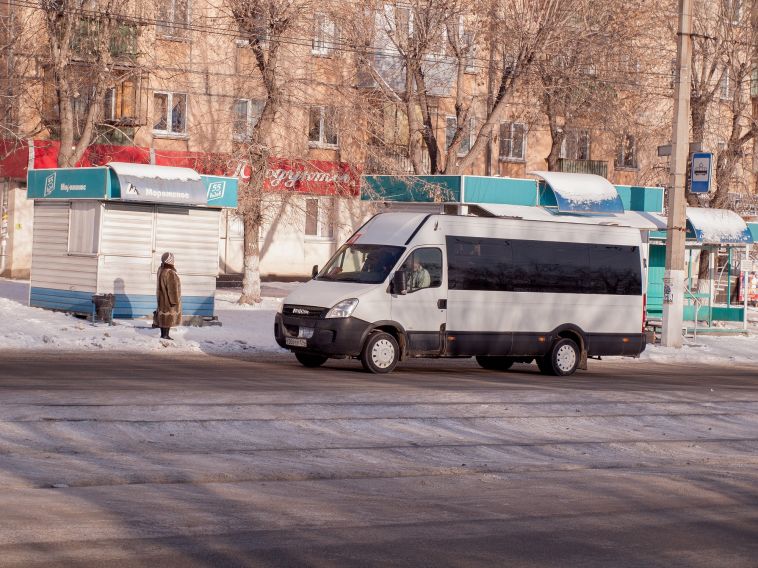 «Оставил на обочине»: в Магнитогорске водителя маршрутки обвинили в том, что он выбросил из машины потерявшего сознание пассажира