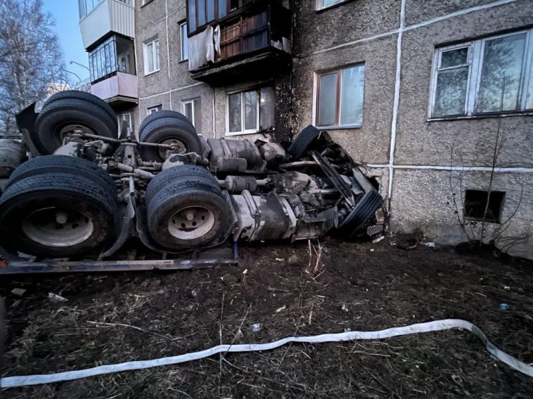 Фура врезалась в жилой дом и загорелась в Златоусте