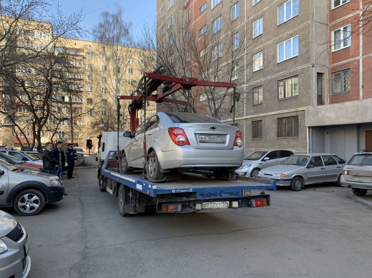 Поставил на газоне — заплати штраф. В Магнитогорске эвакуировали машины