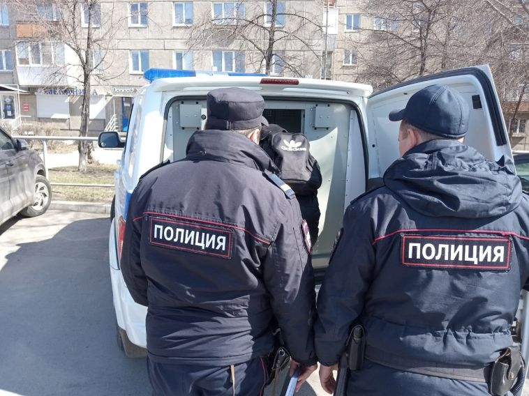 В Магнитогорске пьяного мужчину пришлось силой выводить из магазина