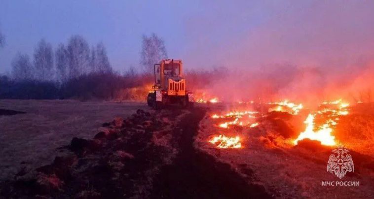 Спасены три деревни. Накануне южноуральские огнеборцы потушили несколько опасных ландшафтных пожаров
