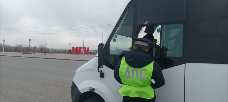 Вручали памятки, проверяли документы. ГИБДД проверила водителей маршруток в Магнитогорске