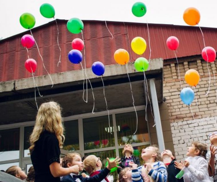 Загадайте желание и отпустите шарик в небо. Почему люди верят тем, кто обещает им чудо?
