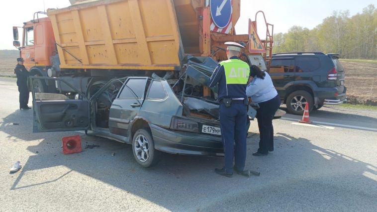 На южноуральской трассе легковушка въехала в автомобиль дорожной службы