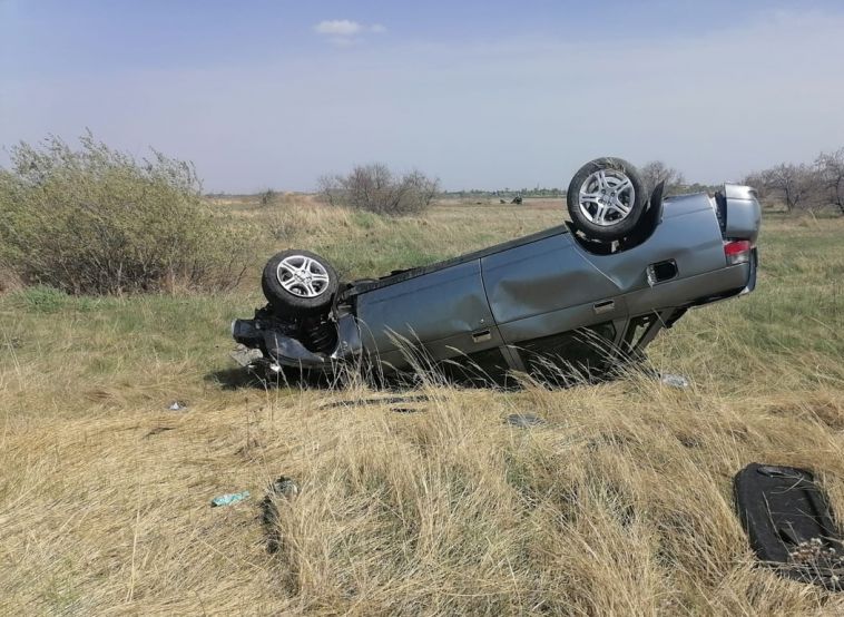 На южноуральской трассе автомобиль вылетел в кювет и опрокинулся