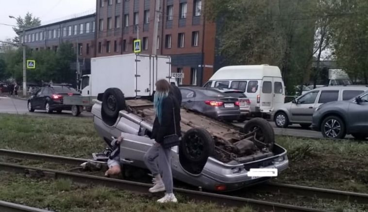 В Магнитогорске легковушка перевернулась на крышу в результате ДТП