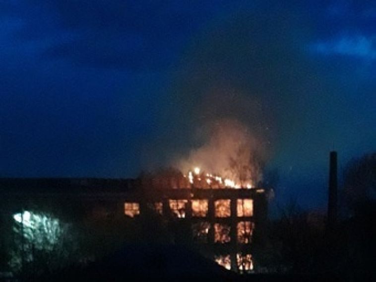 В Магнитогорске произошел пожар в заброшенном здании училища №19